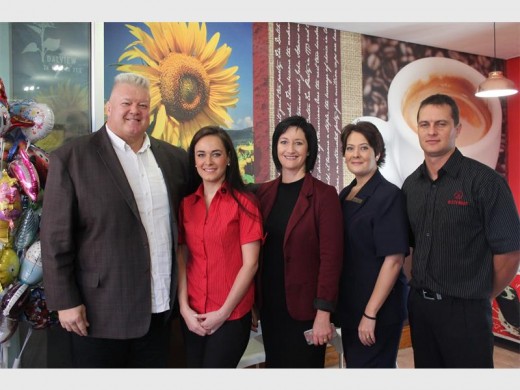 Saam met Kobus Wiese op die foto is Eldene Voges, Henriette Pretorius (hospitaalbestuurder), Marlé Erasmus (Life Dalview ontvangstoesighouer) en André Olwagen. Voges en Olwagen is die eienaars van die nuwe koffiewinkel.