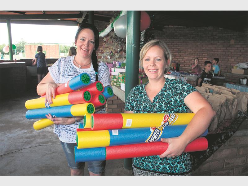 Dr Karinda Pretorius (regs) en Yolandie du Toit het speelgoed aan die kinders uitgedeel.