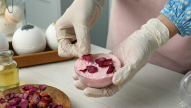 Sunday craft: Help your child make a bath bomb