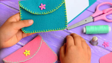 Crafting with your preschoolers: Make a small felt purse