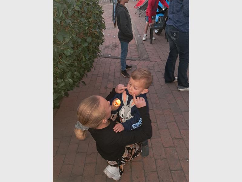 Daar is in ‘n hartseer atmosfeer hulde gebring aan die seuntjie wie se lewe te vroeg geëindig het.