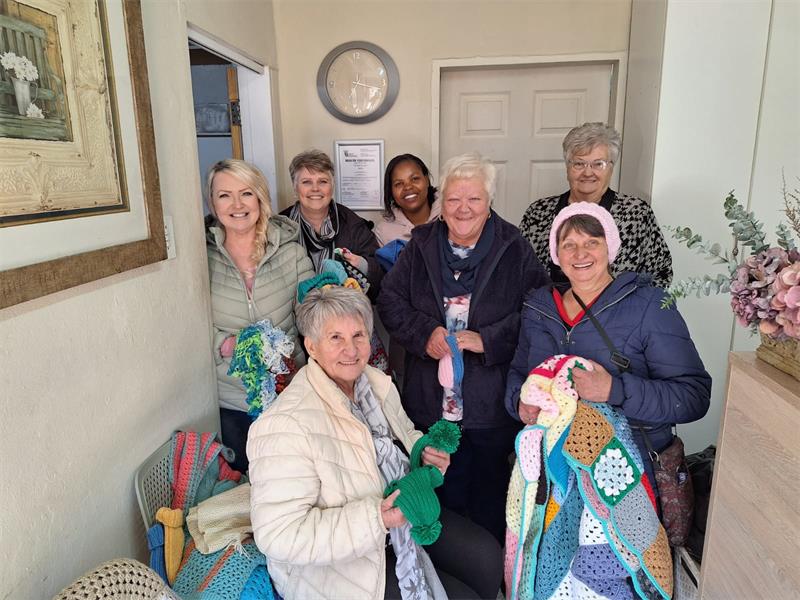 Lede van die publiek het ook blokkies by Lalies Den afgelaai vir die komberse.