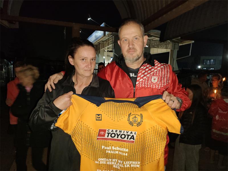 Spanmaats, familie en lede van die publiek het bymekaargekom om vir Paul se herstel te bid.