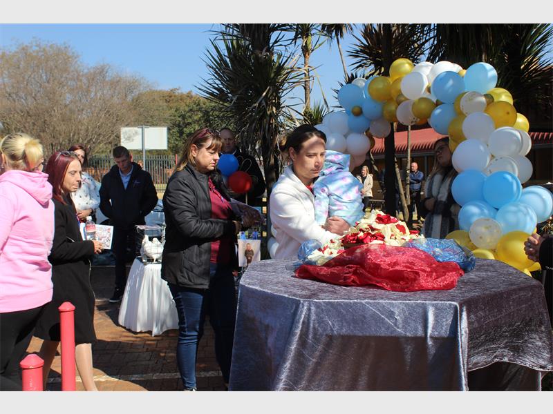 Roosblare en wit duiwe het ’n roerende laaste eer aan die jong Super Hero gebring.