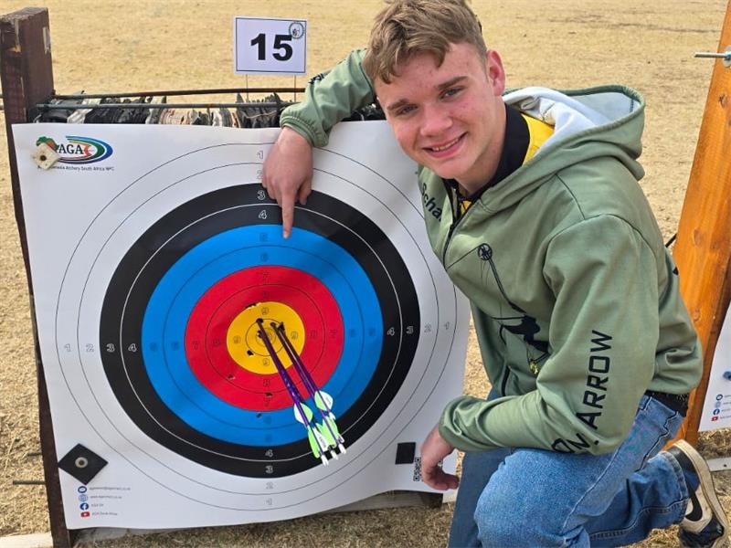Die Sonneveld Akademie leerder en lid van Dynamic Archery in Springs is trots op sy prestasie.