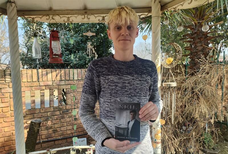 Die roman bevraagteken die mensdom se afhanklikheid op en evolusie in tegnologie in die aanlyn-speletjie sfeer.