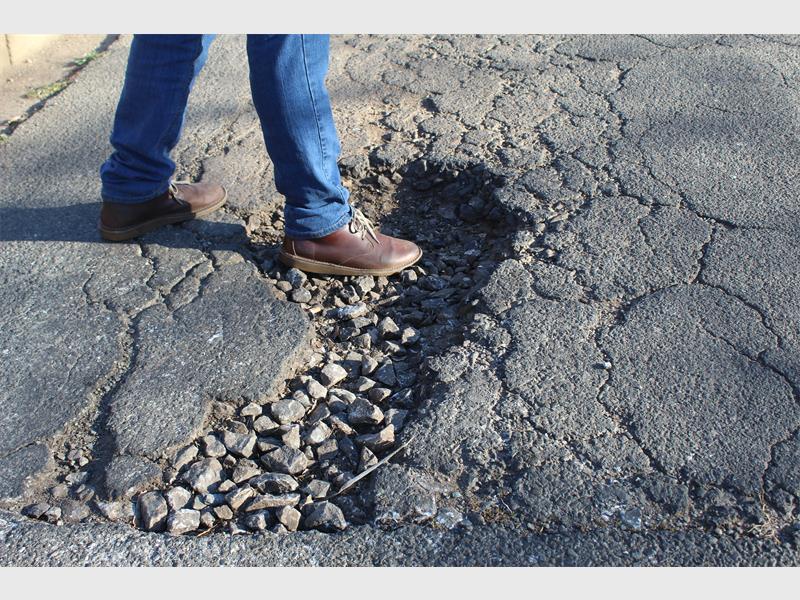 Despite the City of Ekurhuleni’s repair blitz programme, Brakpan drivers are forking out for tyre and vehicle damage caused by crater-like potholes, including a growing hazard at a Brakpan North intersection.