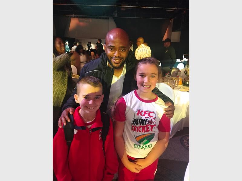 Die twee grondslagfase leerders het die geleentheid gekry om hul kriekethelde te ontmoet.