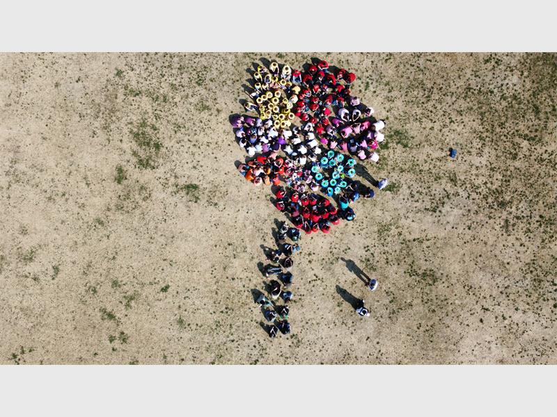 Groepe het in verskillende kleure aangetrek om die blom blare te vorm.