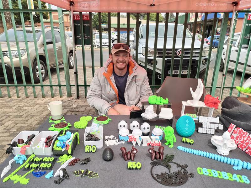 Pam Golding Brakpan and Starz’s Fashion Boutique hosted a mini market to raise funds for Clean Brakpan and collect blood donations, successfully reaching their blood donation target.