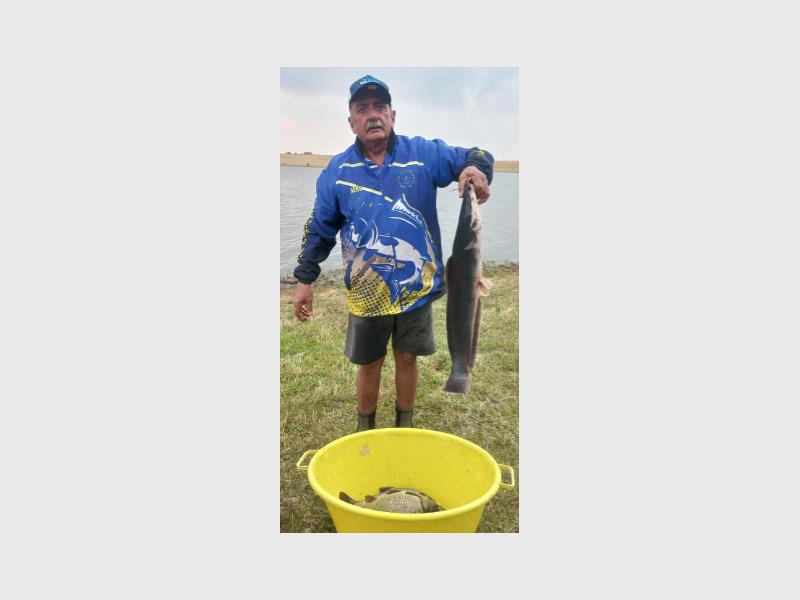 Gemiddeld 9 vis per hengelaar by die maandelikse kompetisie.