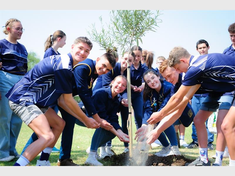 Die inisiatief het omgewingsbewustheid bevorder en leerders saam met die skoolhoof en adjunkhoof betrek, terwyl hulle spanwerk en trots versterk het.