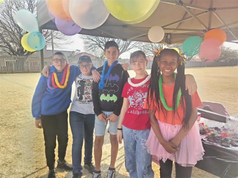 Die leerders het in helder kleure opgetof om hul ware te verkoop.