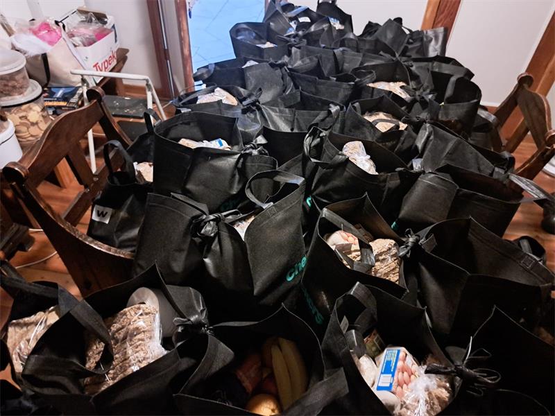 Meer skenkings van kos en toiletware word bendig om verligting te bring vir die bejaarde inwoners.