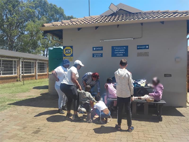 Brakpan NPO Village of Hope visited the East Rand Children’s Haven, joining in a child’s birthday celebration and donating clothing and shoes.