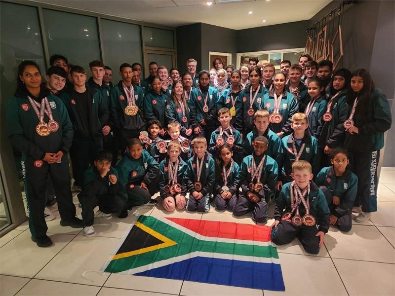 Die Suid-Afrikaanse span in skopboks, met twee Sonneveld Akademie leerders as deel daarvan, het vierde in die wêreld geëindig met die World Kickboxing Association se kampioenskappe.