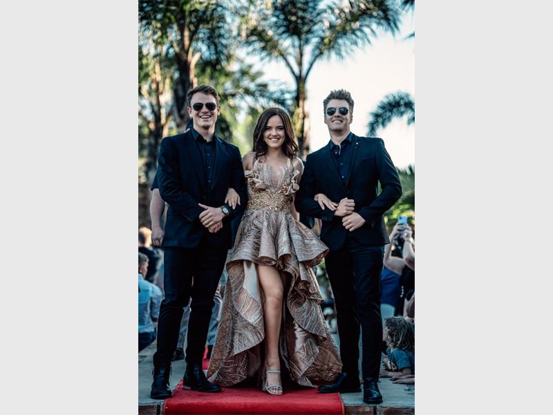 Met trofeë wat die tafel laat kreun het en ‘n asemrowende goue rok, sluit Carla Schönfeldt haar matriekjaar af met glans en roem op televisie.