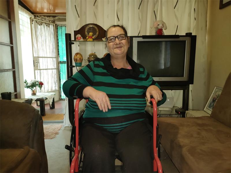 'n Tweedy Park-inwoner, wat onlangs eers haar intrek in een van die kothuisies saam met haar man geneem het, is deur 'n anonieme skenker met 'n rolstoel verras.