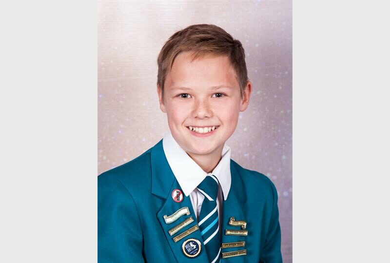 Die nuwe laerskool en hoërskool leiers by Sonneveld Akademie staan reg om hul skool te dien.