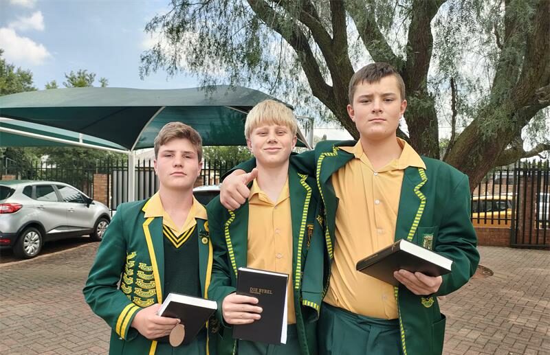 Die leerders het elkeen die klok twee keer gelui, voor hulle 'n Bybel as geskenk ontvang het. Hulle het mekaar se vaarwelkaartjies buite die skoolsaal geteken.