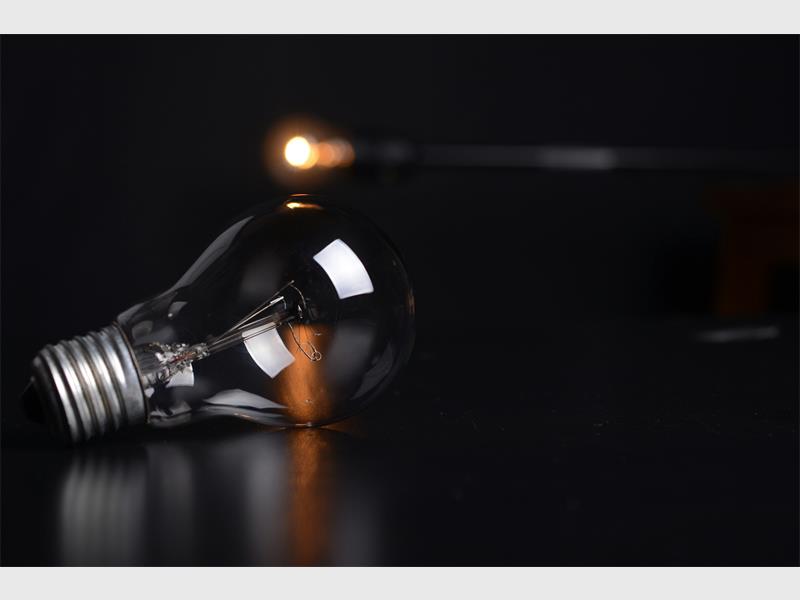 Brakpan’s widespread power outage was caused by storm-induced damage to oil-insulated cables. Restoration is estimated for Friday afternoon.