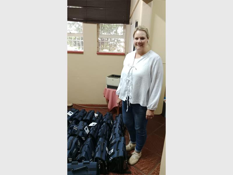 45 Tassies is oorhandig by drie laerskole se Graad Een behoeftige leerders.