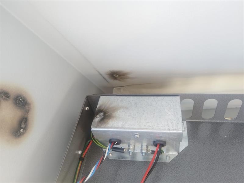 The control box of the traffic lights at the Mall@Carnival was damaged by lightning, and repairs may take time.