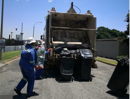 Residents are urged to not to give “Christmas boxes” or gifts to municipal waste workers, as this practice goes against Council policy.
