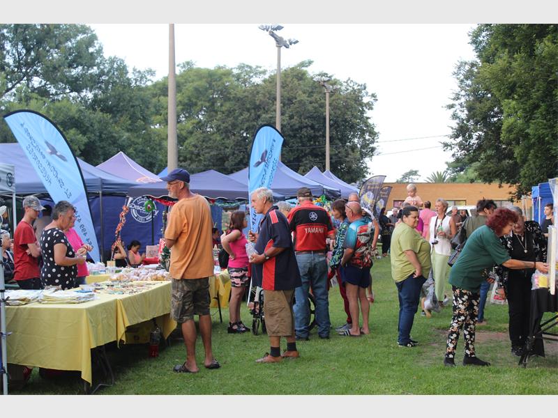 Die Just Wheels Motorklub het Vrydagaand ’n Kersmark aangebied waar Kersliedere en ’n warm, feestelike atmosfeer die aand gekenmerk het.