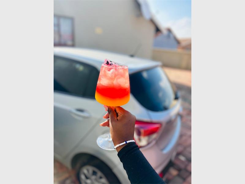 Here’s a quick and easy recipe to add a splash of festive cheer to your holiday gatherings at home!