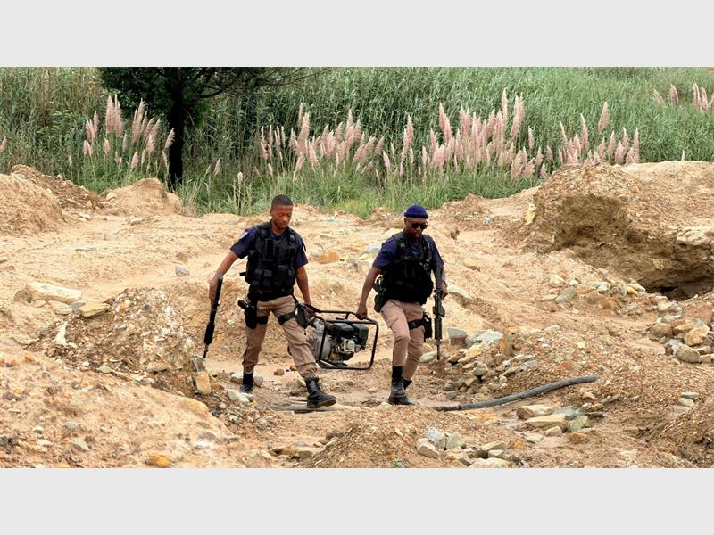 A coordinated EMPD-led operation at the Weltevreden Landfill Site last week resulted in the arrest of suspected illegal miners.