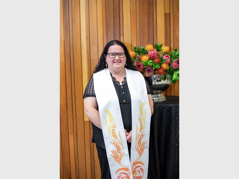 Die Leraar is bevestig in die kerk deur 'n groep plaaslike Leraars tydens 'n kerkdiens.