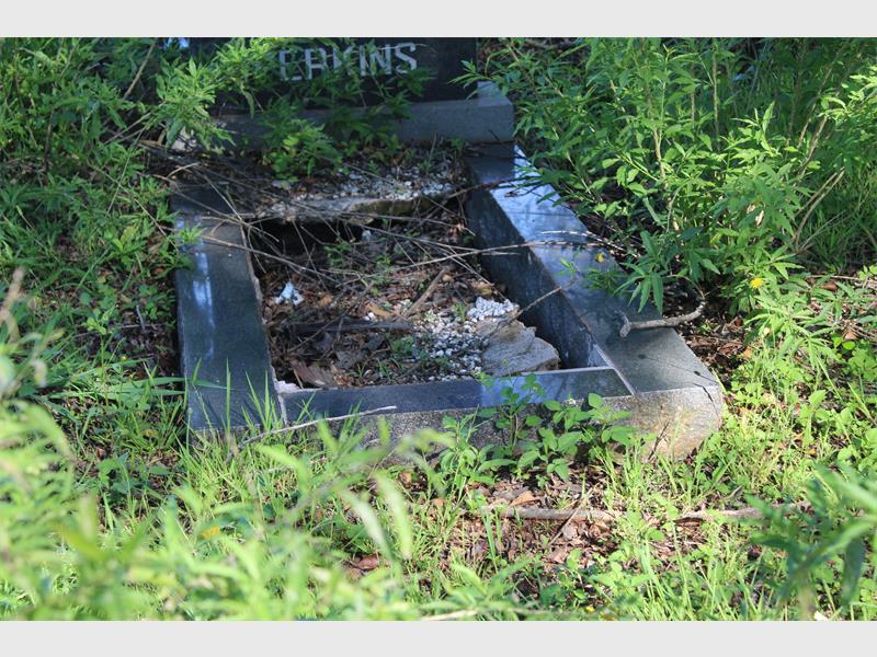 Gemeenskapsgroepe moes op Kersdag selfs eie sekuriteit reël sodat families veilig hul geliefdes se grafte kon besoek.