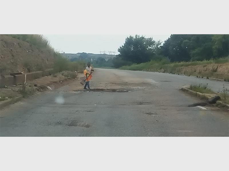 ’n Jong kaalvoet seun is die naweek in Main Reefweg naby Rock Raceway gesien waar hy met ’n graaf probeer het om ’n slaggate op te vul.