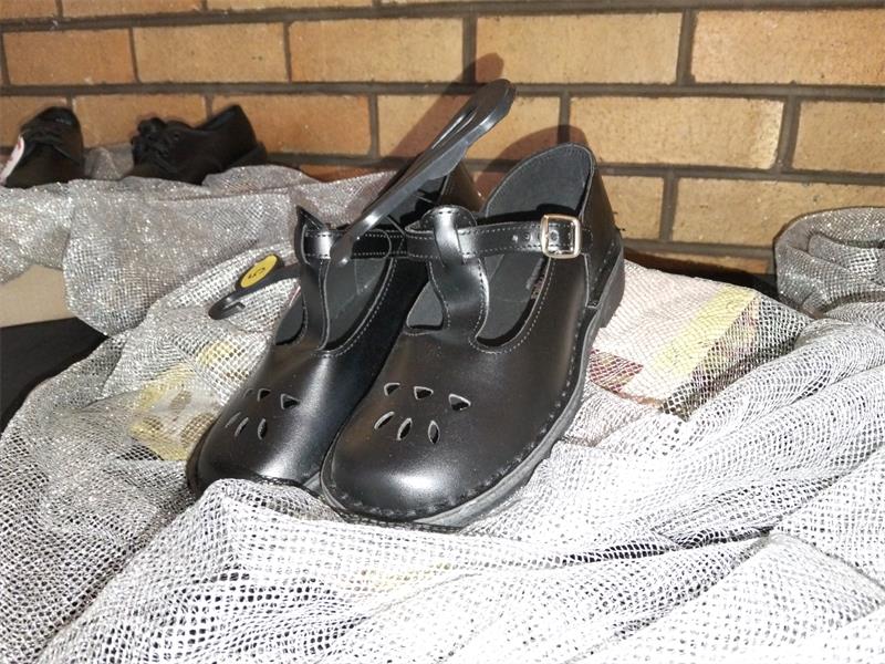 'n Groot deel van die skoolskoen skenking is deur Adno's gemaak, maar sy het ook baie ingesamel by familie en vriende.