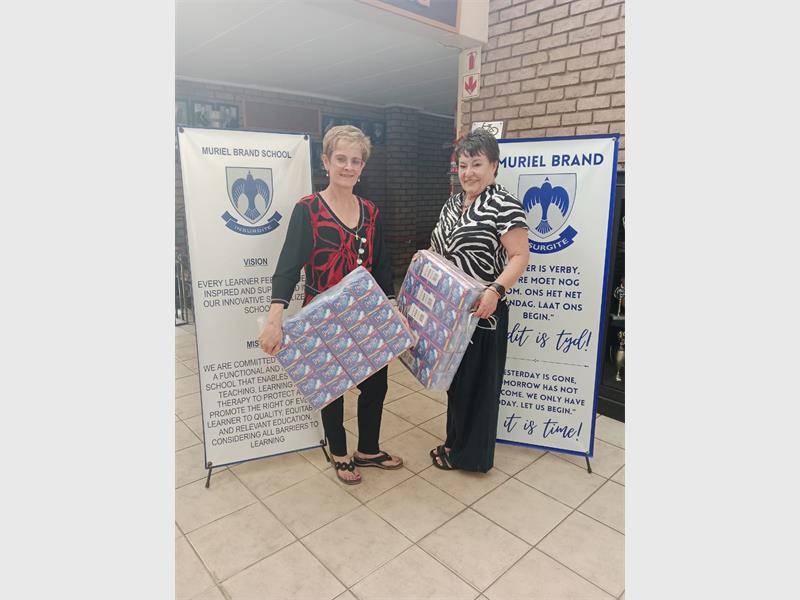 Solidariteit Helpende Hand se Help Hetta projek verskaf skole van sanitêre ware vir minderbevoorregte meisies.