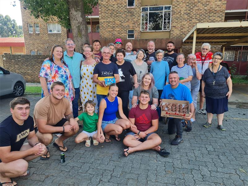 Die kolwyntjies en Paaseiers is uitgedeel by 'n paar ouetehuise, deur 'n nuwe liefdadigheidsorganisasie.