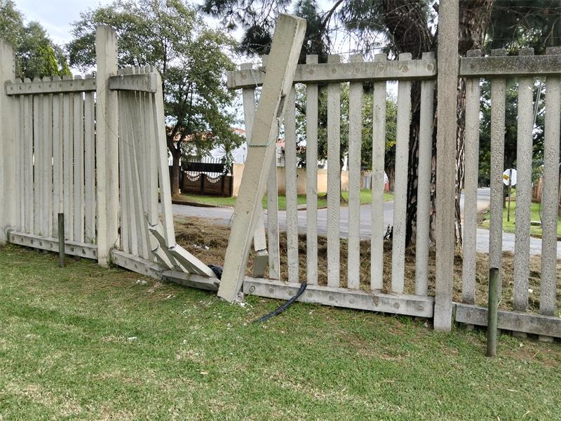 Die inwoners is baie dankbaar nadat East Rand Walling die heining herstel het.