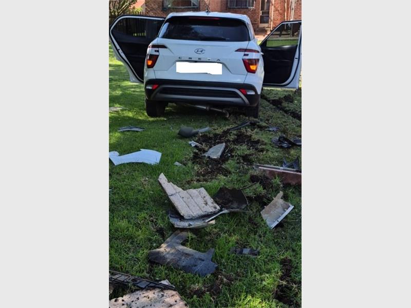 ‘n Ouma is voor Hoërskool Die Anker met vuurwapens gedreig toe rowers helder oordag op haar toegeslaan het terwyl sy vir haar kleindogter gewag het.