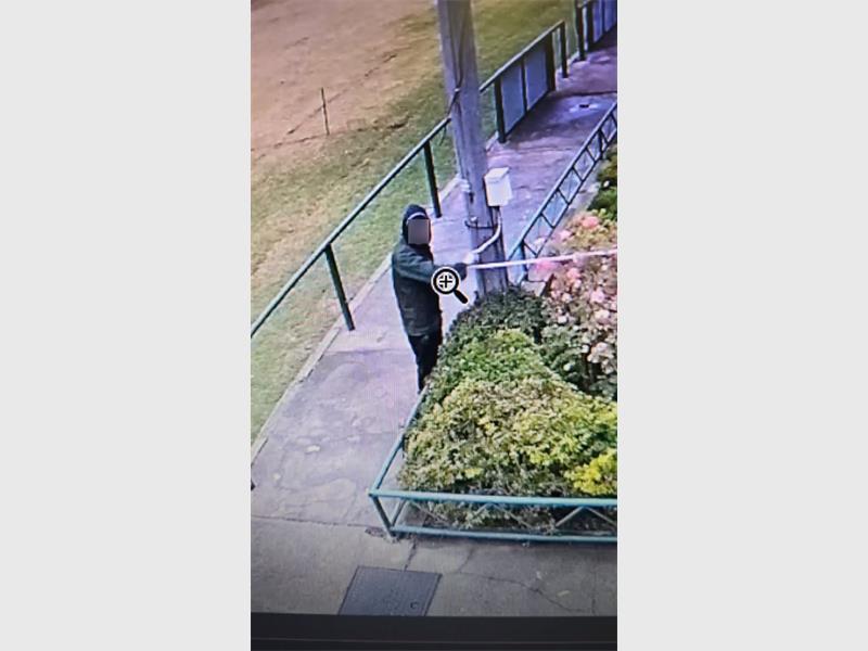 Die inbrekers is op geslotekring-televisie vasgevang, en die skool het 'n beroep gedoen op die publiek om die booswigte te identifiseer.