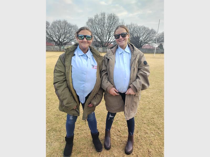 Brakpan-Oos leerders het Vrydag skool toe gekom, maar aangetrek soos hul pa's.