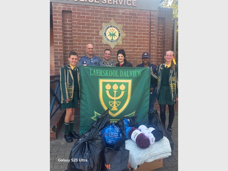 Die polisieman het komberse begin insamel, met 'n groot skenking van Laerskool Dalview af, toe hy iemand op straat sien slaap sonder enige beskerming teen die koue.
