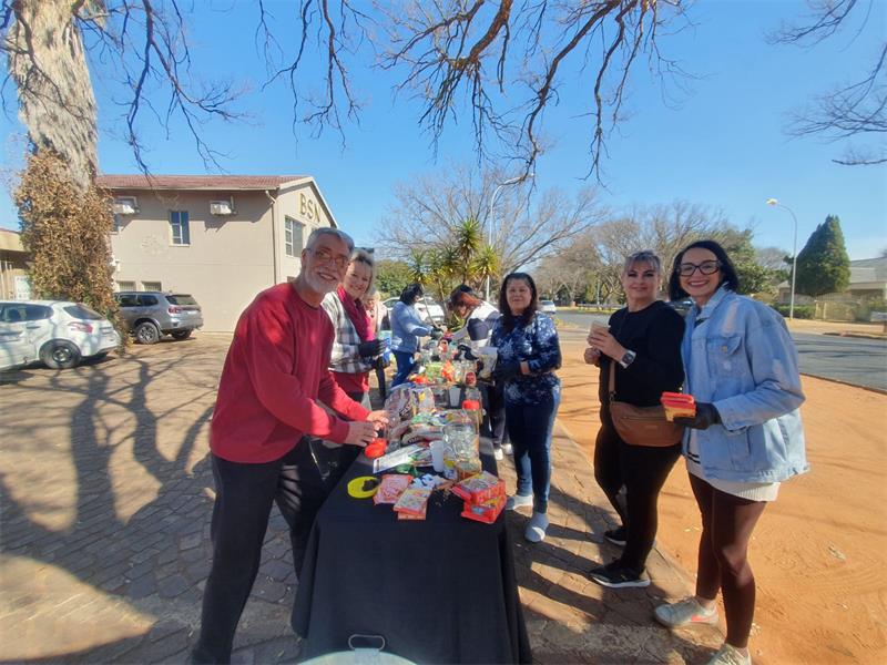 Louwrens Coetzer Attorneys collected ingredients and jars to create nutritious soup kits for residents of Tweedy Park Old Age Home.