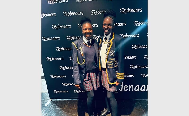 Die twee susters praat vlink in hul eerste addisionele taal om toekennings te kry by ATKV.