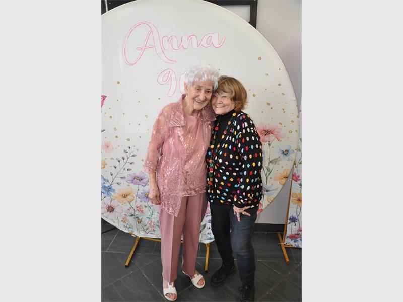 Anna Swart, of ouma Anna soos sy bekend is het die spesiale dag in haar lewe saam met vriende en familie gevier.