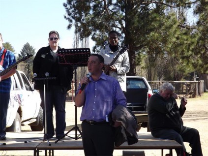 DA ward councillor, Dean Stone, speaks to the community at the Duck Pond.