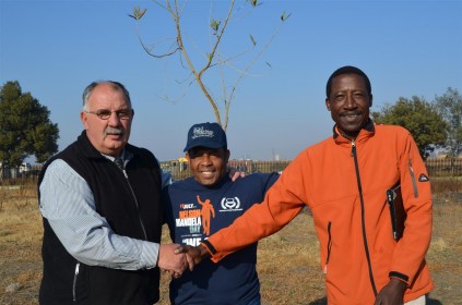 Laerskool Jan van riebeeck principal Herman Flemming, Alex Kunene from teh Eastern Gauteng Department of Education and Payneville Primary School principal Edward Mahlangu shake hands on the newly found friendship between the two schools.