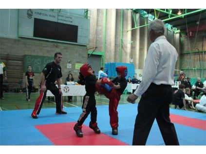 Ruan Hattingh (6) skop hier teen sy teenstander, terwyl sensei Wessel Marais toekyk.