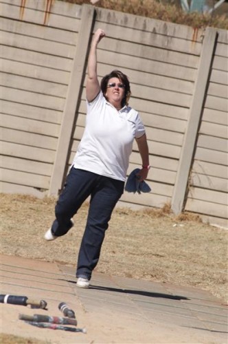 Harriet van Loggerenberg in aksie by Saterdag se jukskei toernooi by Springs Jukskeiklub se bane agter Pam Brink Stadion.