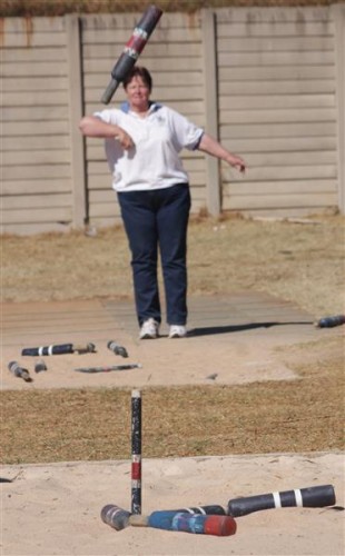 Lorraine Ras met 'n skei tydens Saterdag se jukskei toernooi by Springs Jukskeiklub se bane agter Pam Brink Stadion.